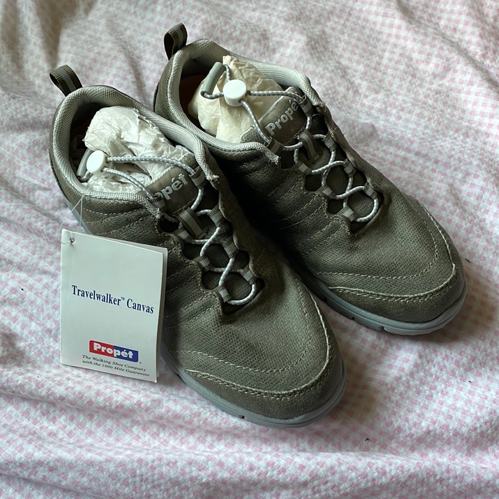 Brand new - Propet canvas sneakers - size 7